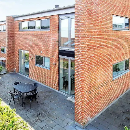 Apartment 8 Person In Hemmet-by Traum