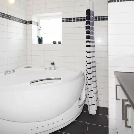 8 Person In Hemmet-by Traum *