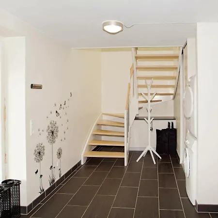 8 Person In Hemmet-by Traum