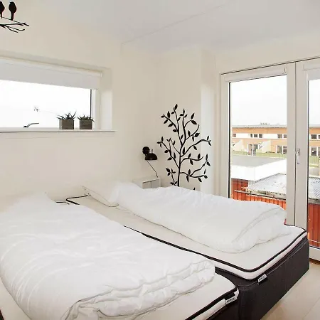 8 Person In Hemmet-by Traum