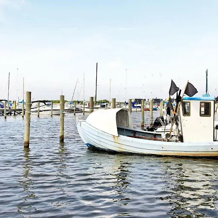 Apartment 8 Person In Hemmet-by Traum